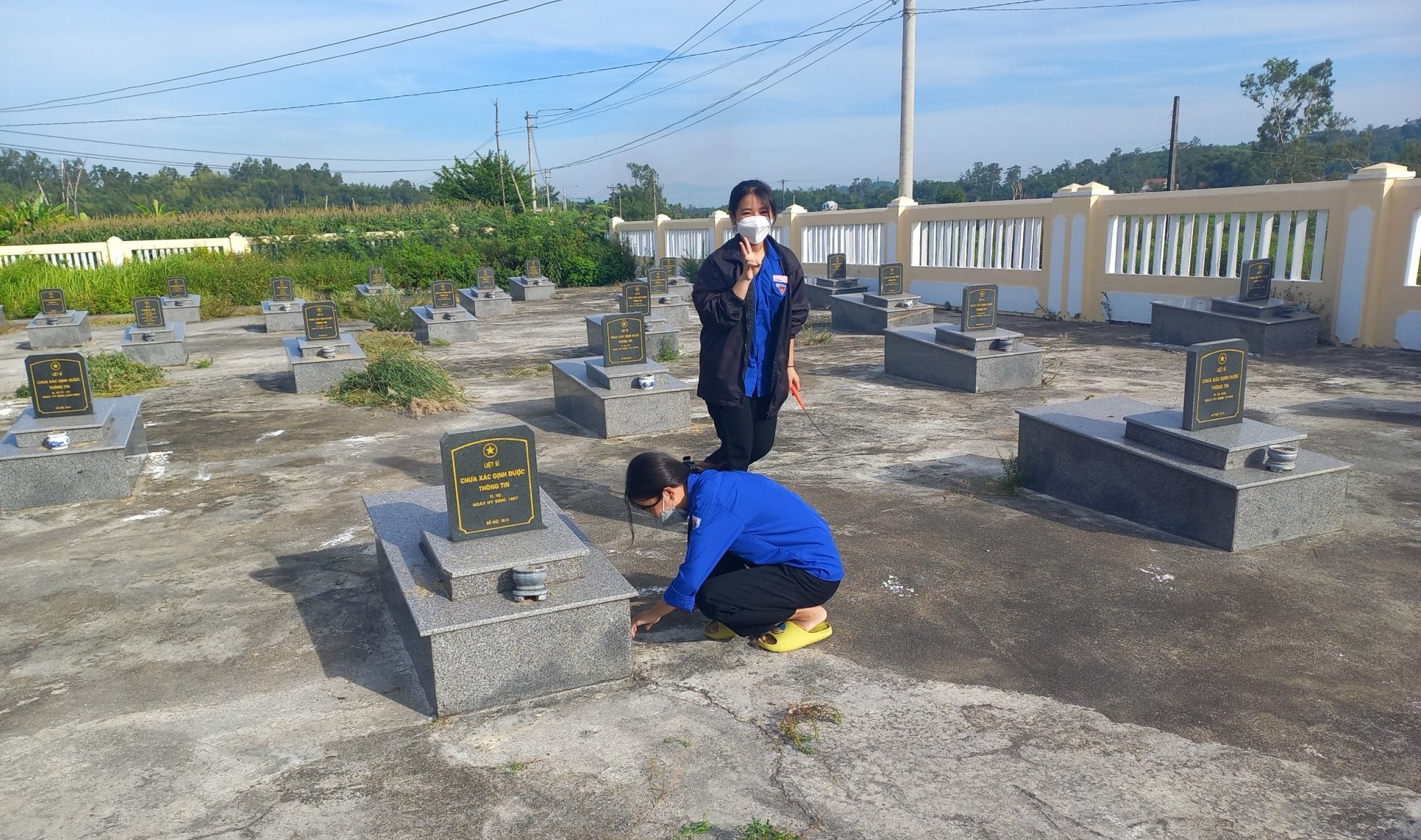 Đoàn TNCS Hồ Chí Minh xã Tịnh Châu ra quân dọn vệ sinh nghĩa trang liệt sĩ xã chuẩn bị kỷ niệm 75 năm ngày Thương binh, liệt sĩ (27/7/1947-27/7/2022)