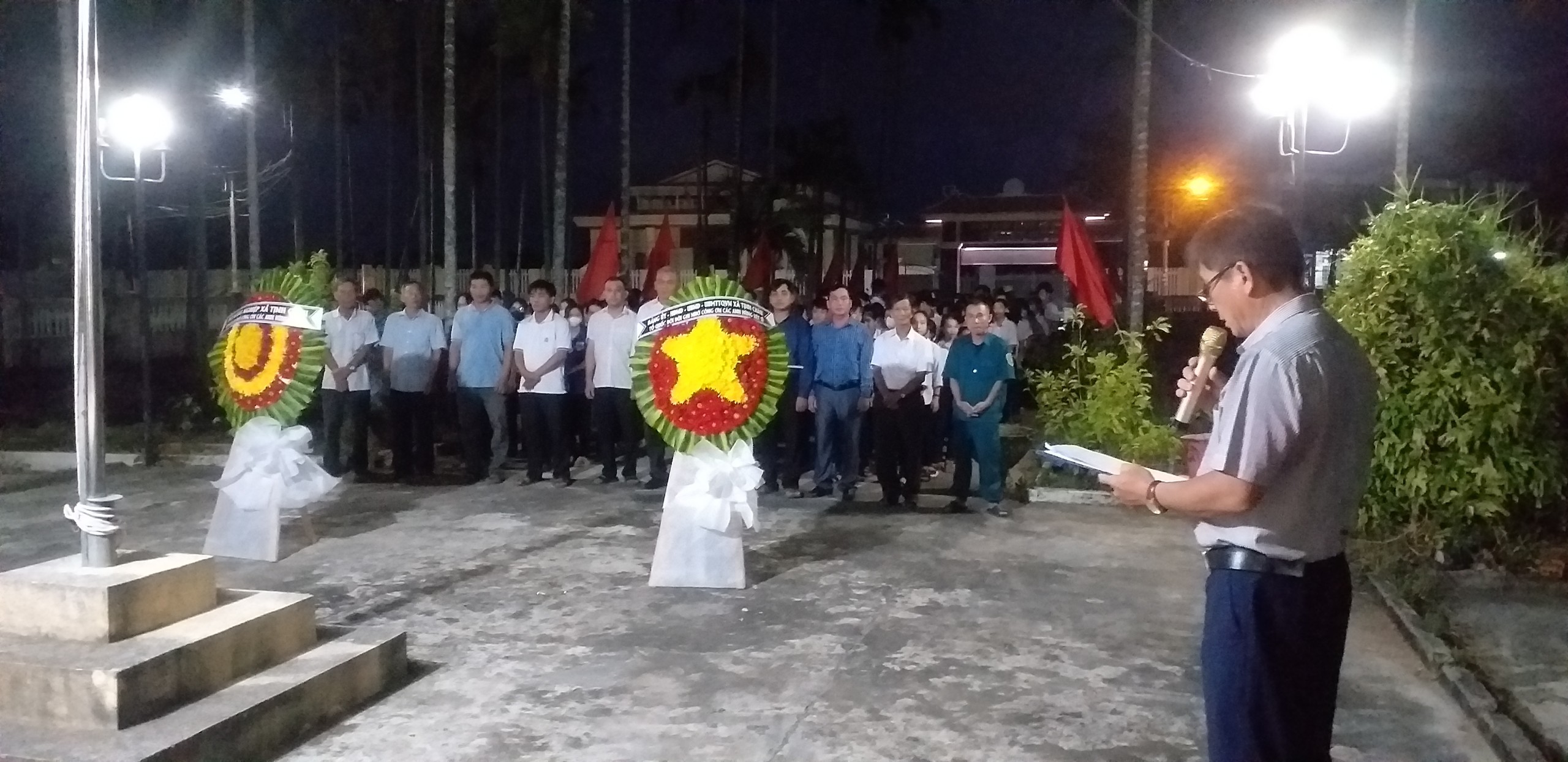 Lễ dâng hương và thắp nến tri ân các anh hùng liệt sĩ tại Nghĩa trang liệt sĩ xã Tịnh Châu