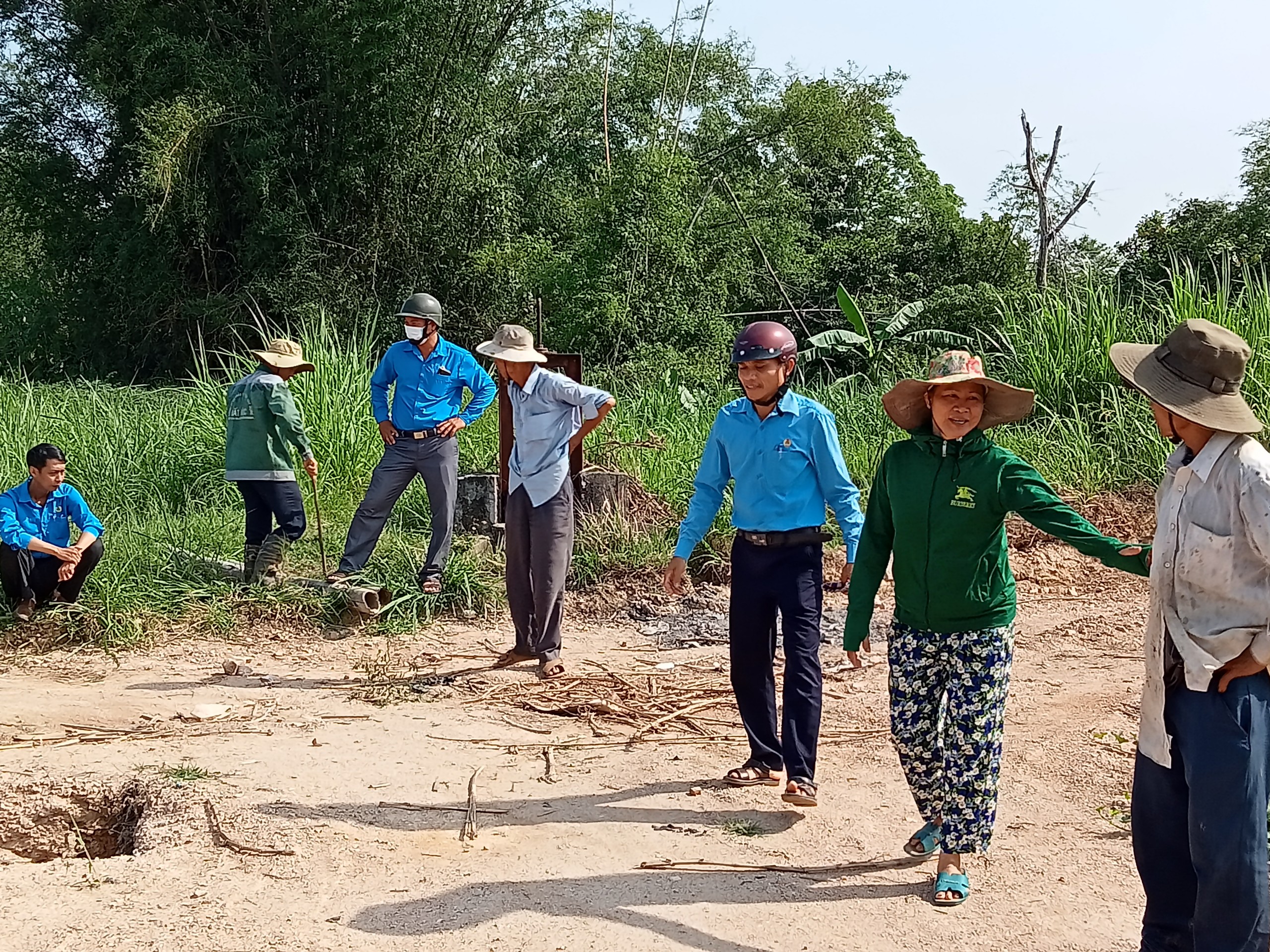 Xã Tịnh Châu: Vận động Nhân dân hiến đất làm đường giao thông nông thôn, xây dựng nông thôn mới