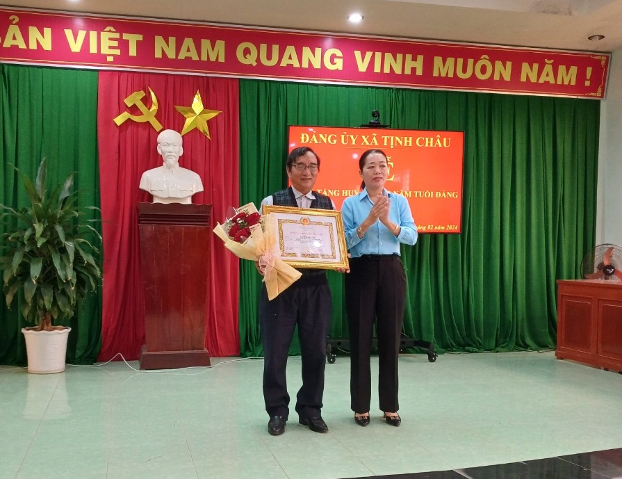 Lễ trao huy hiệu 40 năm tuổi Đảng và tuyên truyền kỷ niệm 94 năm ngày thành lập Đảng Cộng sản Việt Nam